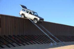 The car of the Mexican drug dealers got stuck on the fence